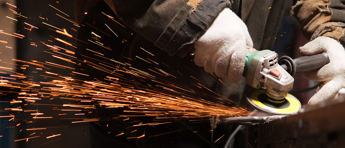 The Blacksmith Polishes Metal Products Using A Grinding Machine In His Own Workshop. Craft Production Concept Schlagwort(e): blacksmith, polishes, forge, craftsman, anvil, worker, forging, iron, dirty, sword, metal, artisan, man, work, industry, hands, fire, tools, hot, red, shop, old, retro, traditional, steel, industrial, tool, heat, glowing, flame, craft, heavy, skill, manual, manufacturing, hammer, workshop, handwork, molten, smith, forged, milling, smithy, farrier, master, black, business, machine, bright, grinding