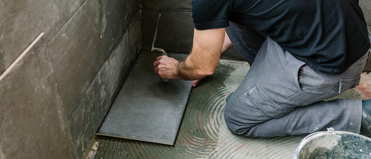 Workman laying a new tile floor on a terrace Schlagwort(e): mason, reform, laying, tile, light knocks, spatula, tap, glazed terrace, handyman, banner, web, header, panorama, panoramic, unrecognizable, placing, diy, workman, concrete, tiling, floor, maintenance, manual worker, working, terrace, construction, man, tool, imitation cement tile, cement, tiler, installing, repairing, male, interior, renovation, indoor, material, masonry, equipment, tiled, person, caucasian, people, one, cube, screed, builder, preparing, horizontal, mason, reform, laying, tile, light knocks, spatula, tap, glazed terrace, handyman, banner, web, header, panorama, panoramic, unrecognizable, placing, diy, workman, concrete, tiling, floor, maintenance, manual worker, working, terrace, construction, man, tool, imitation cement tile, cement, tiler, installing, repairing, male, interior, renovation, indoor, material, masonry, equipment, tiled, person, caucasian, people, one, cube, screed, builder, preparing, horizontal