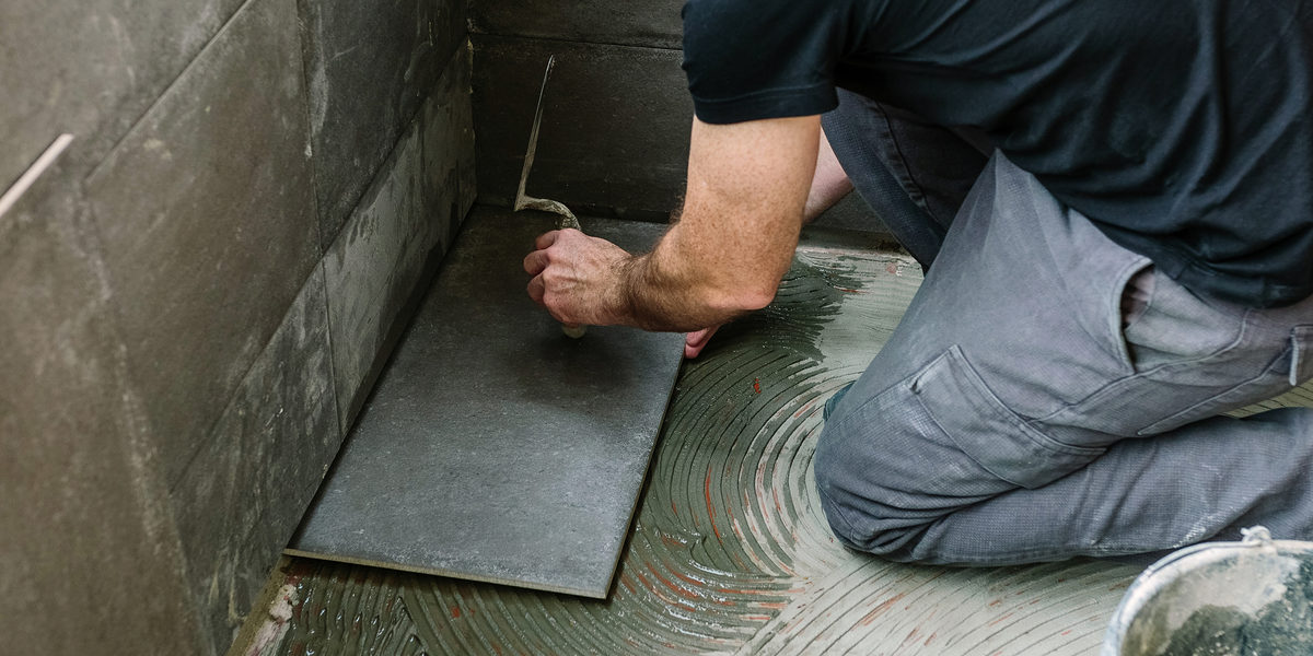 Workman laying a new tile floor on a terrace Schlagwort(e): mason, reform, laying, tile, light knocks, spatula, tap, glazed terrace, handyman, banner, web, header, panorama, panoramic, unrecognizable, placing, diy, workman, concrete, tiling, floor, maintenance, manual worker, working, terrace, construction, man, tool, imitation cement tile, cement, tiler, installing, repairing, male, interior, renovation, indoor, material, masonry, equipment, tiled, person, caucasian, people, one, cube, screed, builder, preparing, horizontal, mason, reform, laying, tile, light knocks, spatula, tap, glazed terrace, handyman, banner, web, header, panorama, panoramic, unrecognizable, placing, diy, workman, concrete, tiling, floor, maintenance, manual worker, working, terrace, construction, man, tool, imitation cement tile, cement, tiler, installing, repairing, male, interior, renovation, indoor, material, masonry, equipment, tiled, person, caucasian, people, one, cube, screed, builder, preparing, horizontal