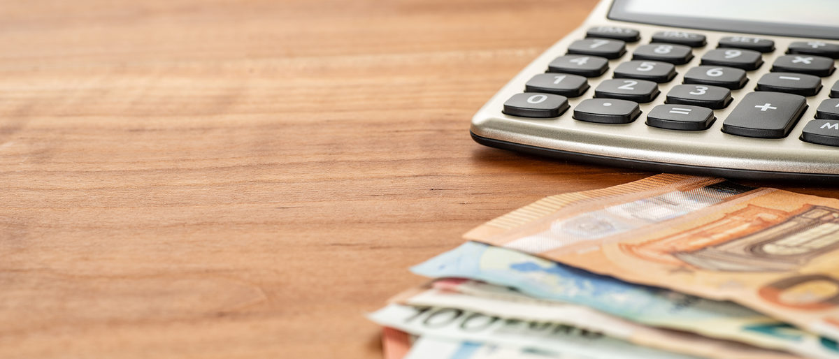 Taschenrechner und Geldscheine mit Textfreiraum Schlagwort(e): geld, finanzen, euro, textfreiraum, bank, taschenrechner, buchhaltung, kosten, zahlen, kapital, kredit, schulden, geldanlage, investment, gewinn, rendite, bezahlen, darlehen, konto, sparen, konzept, abrechnung, ausgaben, bilanz, budget, finanzierung, business, geldscheine, zinsen, währung, banknoten, reichtum, einkommen, gehalt, geldschein, steuern, schein, scheine, verdienen, bargeld, rente, altersvorsorge, versicherung, börse, finanzamt, investition, steuer, panorama