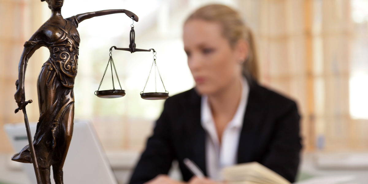 Eine junge Rechtsanwältin sitzt an ihrem Schreibtisch im Büro Schlagwort(e): Frau, Anwalt, Rechtsanwalt, Notar, Rechtschutz, Rechtschutzversicherung, Autoversicherung, Recht, Streit, Gegner, Justiz, Gericht, streiten, Abmahnung, Justitia, Arbeitsrecht, abmahnen, Abmahnwahn, Arbeitsvertrag, Entlassung, Kündigung, Ermahnung, Anwaltsbrief, Arbeitslos, kündigen, entlassen, Rechtsschutz, Verwarnung, Mobbing, Kündigungsschutz, Rechtsberatung, Arbeiterkammer, Gerichtssaal, Rechtsprechung, Paragraph, Gesetz, Gesetze, Gerechtigkeit, Gesetzgebung, Gesetzgeber, Legislative, Judikatur, Jurist, Justizsystem, Rechtsweg, Staatsanwalt, Staatsanwaltschaft, Urteil, Gesetzes, Paragraf, frau, anwalt, rechtsanwalt, notar, rechtschutz, rechtschutzversicherung, autoversicherung, recht, streit, gegner, justiz, gericht, streiten, abmahnung, justitia, arbeitsrecht, abmahnen, abmahnwahn, arbeitsvertrag, entlassung, kündigung, ermahnung, anwaltsbrief, arbeitslos, kündigen, entlassen, rechtsschutz, verwarnung, mobbing, kündigungsschutz, rechtsberatung, arbeiterkammer, gerichtssaal, rechtsprechung, paragraph, gesetz, gesetze, gerechtigkeit, gesetzgebung, gesetzgeber, legislative, judikatur, jurist, justizsystem, rechtsweg, staatsanwalt, staatsanwaltschaft, urteil, gesetzes, paragraf
