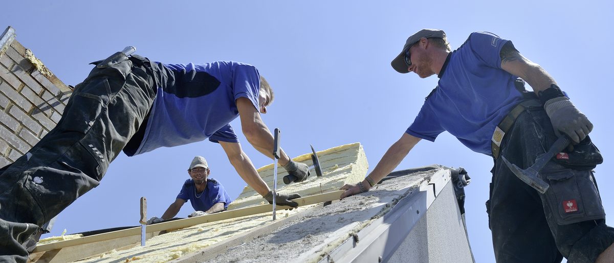 Putzbrunn, DEU, 12.06.2014 Dachdecker bei der Arbeit. Schlagwort(e): Dachdecker, Handwerk, Trade, Handwerkmarketing