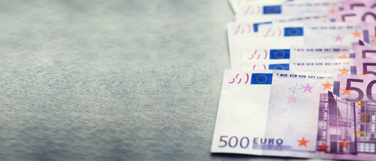 Euro currency money banknotes background. Payment and cash concept. Announced cancellation of five hundred euro banknotes. Top view. Banner. Copy space. Schlagwort(e): money, cash, currency, finance, business, investment, pay, bank, banknote, concept, loan, success, wealth, copy space, banner, background, bill, debt, payment, profit, rich, saving, hundred, dividend, earn, earning, tax, many, paper, budget, credit, economy, euro, exchange, europe, european, market, buy, color, price, cost, economic, stock, union, change, coin, stack, commerce, commercial, crisis, money, cash, currency, finance, business, investment, pay, bank, banknote, concept, loan, success, wealth, copy space, banner, background, bill, debt, payment, profit, rich, saving, hundred, dividend, earn, earning, tax, many, paper, budget, credit, economy, euro, exchange, europe, european, market, buy, color, price, cost, economic, stock, union, change, coin, stack, commerce, commercial, crisis