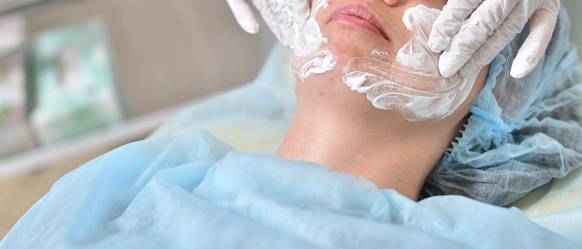 Beautician applies cream on a female face for skin cleansing procedure. Skin care concept Schlagwort(e): woman, pimple face, cream, acne, beautician, beauty, mask, hands, care, face, pimple, procedure, skin, scene, treatment, working, cosmetic, facial, occupation, female, clinic, beautiful, clean, girl, person, pore, salon, therapy, cosmetology, problem, young, medical, closeup, concept, blackhead, cosmetologist, gloves, adult, caucasian, customer, woman, pimple face, cream, acne, beautician, beauty, mask, hands, care, face, pimple, procedure, skin, scene, treatment, working, cosmetic, facial, occupation, female, clinic, beautiful, clean, girl, person, pore, salon, therapy, cosmetology, problem, young, medical, closeup, concept, blackhead, cosmetologist, gloves, adult, caucasian, customer