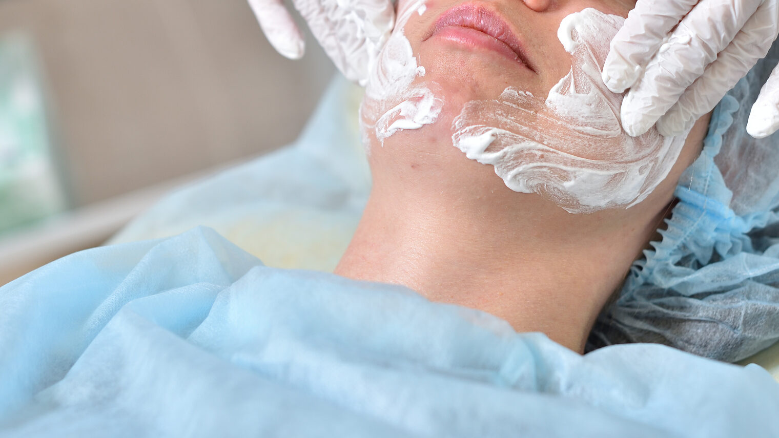 Beautician applies cream on a female face for skin cleansing procedure. Skin care concept Schlagwort(e): woman, pimple face, cream, acne, beautician, beauty, mask, hands, care, face, pimple, procedure, skin, scene, treatment, working, cosmetic, facial, occupation, female, clinic, beautiful, clean, girl, person, pore, salon, therapy, cosmetology, problem, young, medical, closeup, concept, blackhead, cosmetologist, gloves, adult, caucasian, customer, woman, pimple face, cream, acne, beautician, beauty, mask, hands, care, face, pimple, procedure, skin, scene, treatment, working, cosmetic, facial, occupation, female, clinic, beautiful, clean, girl, person, pore, salon, therapy, cosmetology, problem, young, medical, closeup, concept, blackhead, cosmetologist, gloves, adult, caucasian, customer