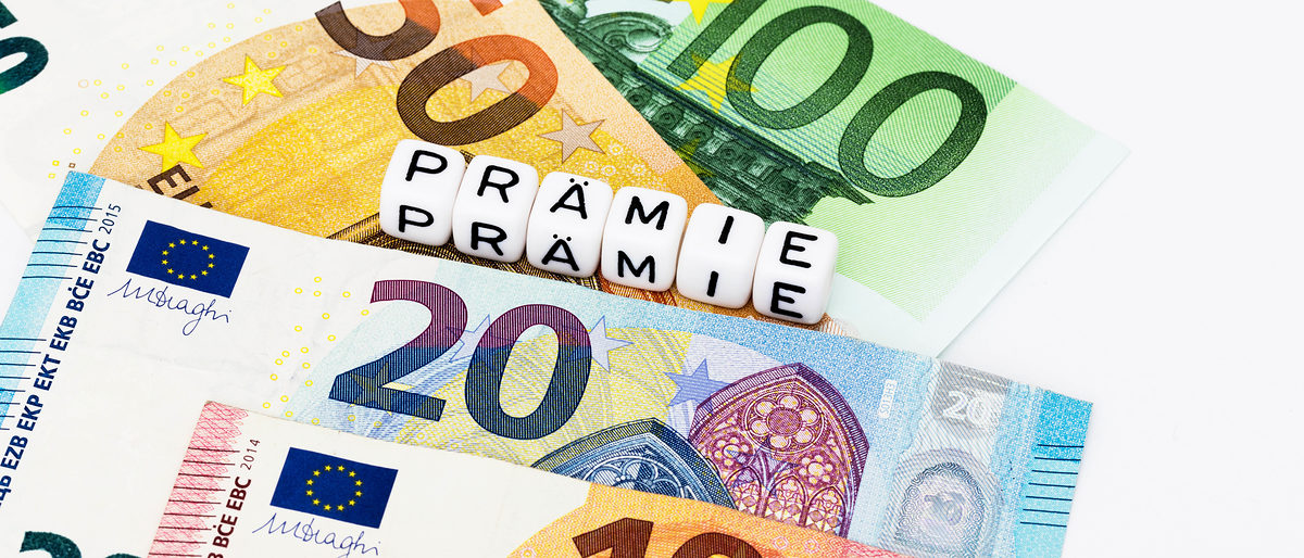 prämie, banknoten, buchstabenwürfel, schlagwort, prämienzahlung, geldscheine, euro, geldbetrag, zahlung, bonus, leistungsprämie, symbolisch, darstellung, provision, vergütung, sonderzahlung, geschenk, geld, euroscheine, extra, auszeichnung, anerkennung, geldsumme, prämiensymbol, auszahlung, einkommen