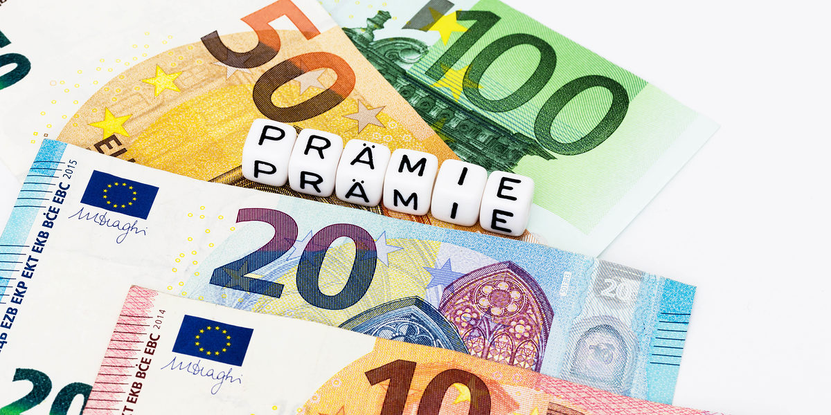 prämie, banknoten, buchstabenwürfel, schlagwort, prämienzahlung, geldscheine, euro, geldbetrag, zahlung, bonus, leistungsprämie, symbolisch, darstellung, provision, vergütung, sonderzahlung, geschenk, geld, euroscheine, extra, auszeichnung, anerkennung, geldsumme, prämiensymbol, auszahlung, einkommen