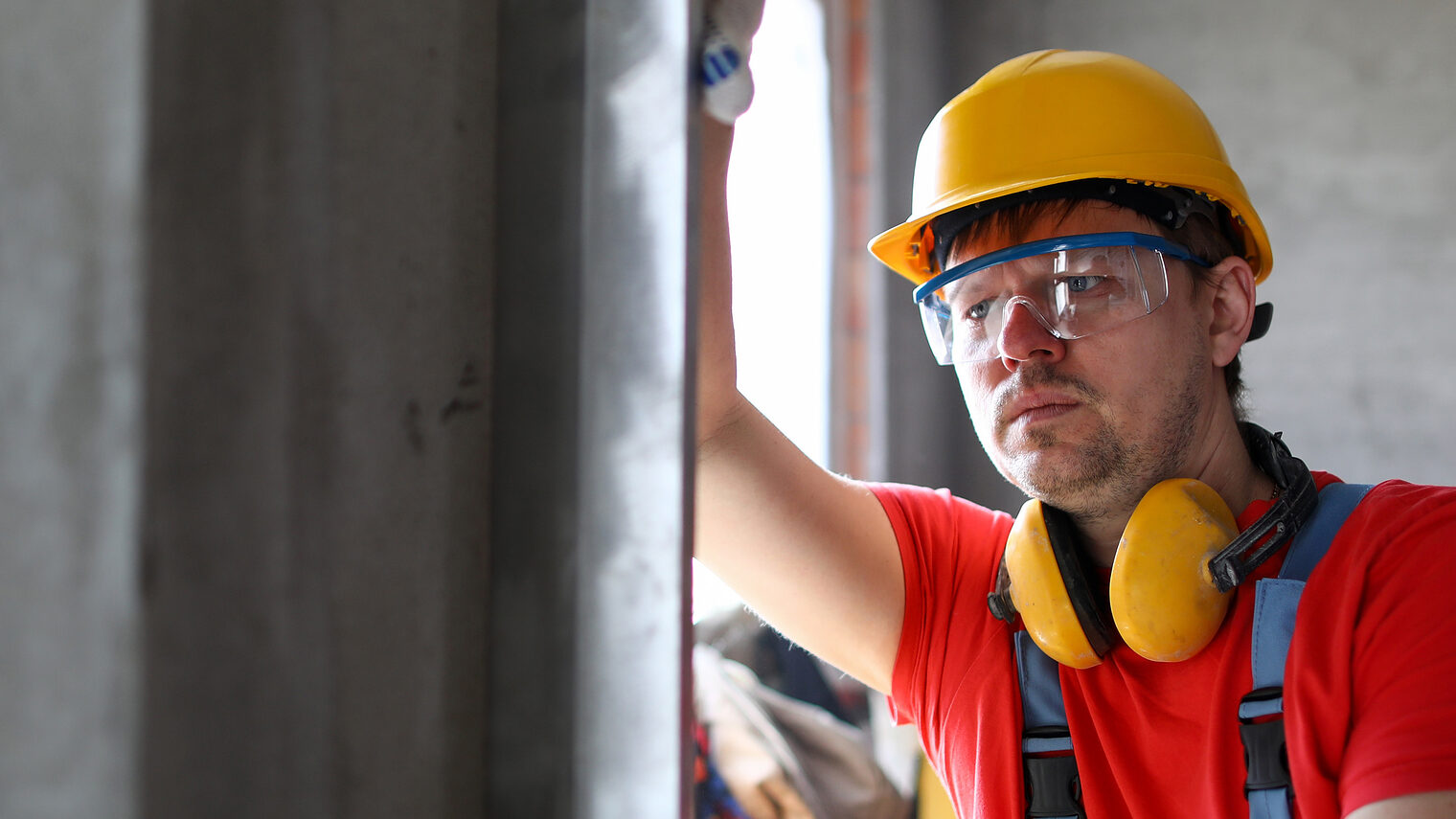 Builder in helmet measures level wall at window. Level is used to install door structures and windows. Measuring device used to control installation materials and structures in vertical planes Schlagwort(e): builder, craftsman, vertical, plane, industrial, development, construction, worker, renovation, hardhat, uniform, protective, building, repairman, workman, service, profession, labor, contractor, yellow, technology, improvement, protection, estate, house, home, manual, strong, structure, men, wear, interior, expert, hard, safety, architecture, repair, helmet, measures, level, wall, window, used, install, door, measuring, device, control, installation, material, builder, craftsman, vertical, plane, industrial, development, construction, worker, renovation, hardhat, uniform, protective, building, repairman, workman, service, profession, labor, contractor, yellow, technology, improvement, protection, estate, house, home, manual, strong, structure, men, wear, interior, expert, hard, safety, architecture, repair, helmet, measures, level, wall, window, used, install, door, measuring, device, control, installation, material