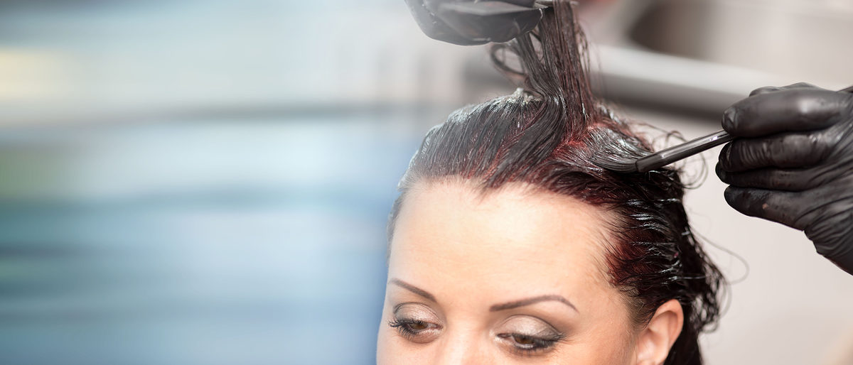 Hairdresser coloring client hair Schlagwort(e): hair, color, coloring, salon, beauty, hairdresser, barber, dye, people, care, professional, female, person, dyeing, work, brush, client, stylist, hairstyle, caucasian, hairdressing, styling, profession, hairstylist, apply, woman, application, applying, hairstyling, colour, panoramic