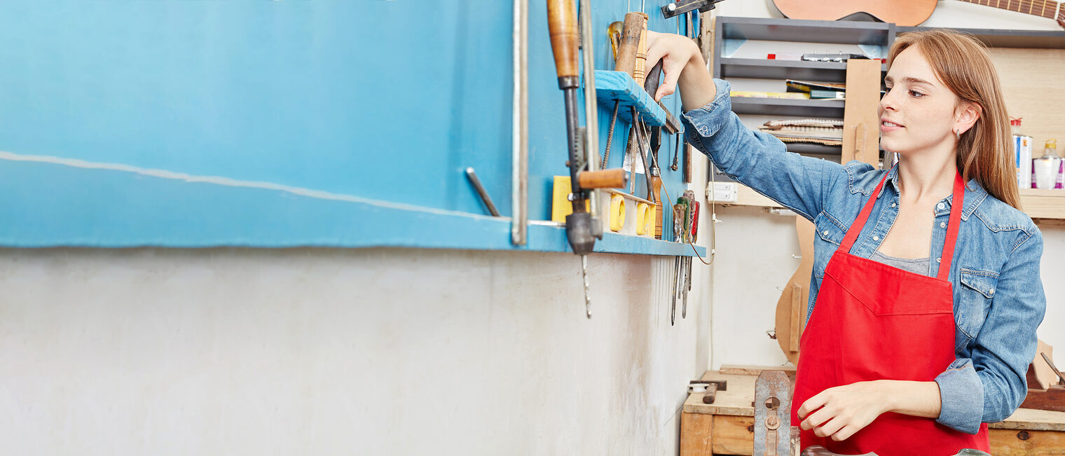 Junge Handwerkerin macht Lehre in der Werkstatt einer Schreinerei Schlagwort(e): Handwerker, Handwerk, Frau, Lehre, Werkstatt, Panorama, Lehrling, Schreinerei, arbeiten, Werkzeug, Tischlerei, Zimmerei, Holzarbeit, Holzverarbeitung, lernen, Schreiner, Holzarbeiter, Azubi, Tischler, Holz, Brett, Holzbau, Beruf, Arbeiter, Arbeit, Bau, Industrie, Leute, Betrieb, Praktikant, Praktikum, weiblich, handwerker, handwerk, frau, lehre, werkstatt, panorama, lehrling, schreinerei, arbeiten, werkzeug, tischlerei, zimmerei, holzarbeit, holzverarbeitung, lernen, schreiner, holzarbeiter, azubi, tischler, holz, brett, holzbau, beruf, arbeiter, arbeit, bau, industrie, leute, betrieb, praktikant, praktikum, weiblich