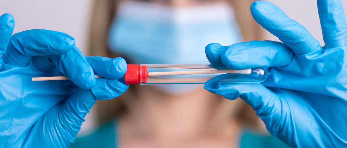 Nurse with facemask holding Coronavirus COVID-19 swab test kit, PPE protective mask and gloves, tube for taking OP NP patient specimen sample, PCR DNA RNA testing protocol process stock photo Schlagwort(e): coronavirus, pandemic, disease, health, illness, corona, covid 19, medicine, covid, doctor, hospital, clinic, pcr, virus, test, infection, medical, epidemic, flu, laboratory, diagnosis, research, sample, swab, analysis, lab, tube, diagnostic, covid19, dna, healthcare, gloves, mask, corona virus, protective, equipment, pneumonia, ncov, biohazard, microbiology, care, scientific, health care, protection, test tube, respiratory, coronavirus test, coronavirus, pandemic, disease, health, illness, corona, covid 19, medicine, covid, doctor, hospital, clinic, pcr, virus, test, infection, medical, epidemic, flu, laboratory, diagnosis, research, sample, swab, analysis, lab, tube, diagnostic, covid19, dna, healthcare, gloves, mask, corona virus, protective, equipment, pneumonia, ncov, biohazard, microbiology, care, scientific, health care, protection, test tube, respiratory, coronavirus test