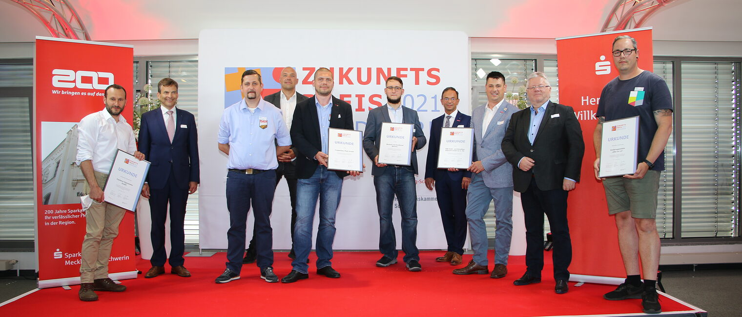 Von links: Martin Eigenstetter (Tischlerei Eigenstetter GmbH aus Rehna), Björn Mauch (Sparkasse Mecklenburg-Schwerin), Enrico Neubauer, Robert Plath und Alexander Mirow (Treppenbau Plath GmbH), Hannes-Alexander Behrens (Bäckerei und Konditorei Behrens Plau am See), Kammerpräsident Uwe Lange, Reiko Ehbrecht (SME Stahl- und Metallbau Ehbrecht GmbH & Co. KG) mit Kooperationspartner Dr. Andreas Golbs, Martin Michelsen (Erzieher der Kita Alles im Lot).