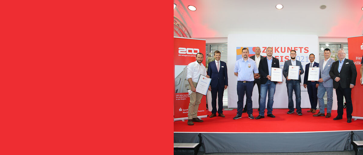 Von links: Martin Eigenstetter (Tischlerei Eigenstetter GmbH aus Rehna), Björn Mauch (Sparkasse Mecklenburg-Schwerin), Enrico Neubauer, Robert Plath und Alexander Mirow (Treppenbau Plath GmbH), Hannes-Alexander Behrens (Bäckerei und Konditorei Behrens Plau am See), Kammerpräsident Uwe Lange, Reiko Ehbrecht (SME Stahl- und Metallbau Ehbrecht GmbH & Co. KG) mit Kooperationspartner Dr. Andreas Golbs, Martin Michelsen (Erzieher der Kita Alles im Lot). Von links: Martin Eigenstetter (Tischlerei Eigenstetter GmbH aus Rehna), Björn Mauch (Sparkasse Mecklenburg-Schwerin), Enrico Neubauer, Robert Plath und Alexander Mirow (Treppenbau Plath GmbH), Hannes-Alexander Behrens (Bäckerei und Konditorei Behrens Plau am See), Kammerpräsident Uwe Lange, Reiko Ehbrecht (SME Stahl- und Metallbau Ehbrecht GmbH & Co. KG) mit Kooperationspartner Dr. Andreas Golbs, Martin Michelsen (Erzieher der Kita Alles im Lot).
