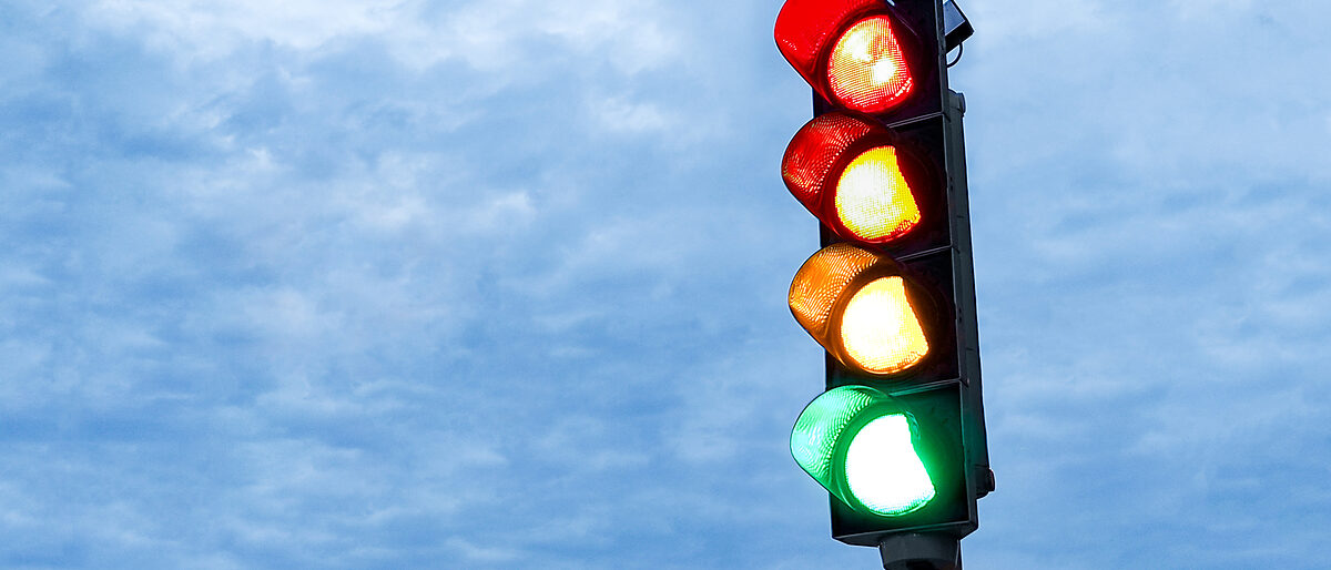 corona, covid, covid-19, ampel, traffic light, signal, road, haltestelle, strasse, isoliert, himmel, gehen, gelb, semaphor, abmahnung, beherrschen, weiß, lampe, geborgenheit, blau, way, transport, intersection