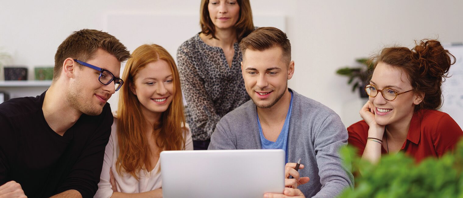 studenten arbeiten in einem projekt zusammen Schlagwort(e): besprechung, ausbildung, bildung, lernen, universität, uni, business, geschäftsleute, jung, studenten, erklären, reden, tutor, arbeit, meeting, büro, team, zusammenarbeit, mitarbeiter, meeting, austausch, laptop, gruppe, zeigen, schreibtisch, job, kollegen, azubi, geschäftsmann, geschäftsfrau, zusammen, frauen, männer, 5, sitzen, motivation, dynamisch, arbeiten, job, beruf, kompetenz, firma, unternehmen, personen, menschen, leute, lächeln, 20-30