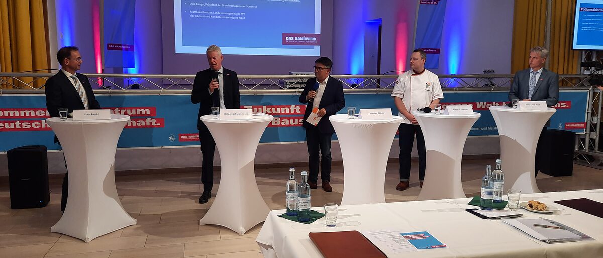 Von links: Uwe Lange (Präsident der HWK Schwerin), ZDH-Generalsekretär Holger Schwannecke, Moderator Thomas Böhm, Landesinnungsmeister Mathias Grenzer und Jens-Uwe Hopf, Hauptgeschäftsführer der HWK OMV Von links: Uwe Lange (Präsident der HWK Schwerin), ZDH-Generalsekretär Holger Schwannecke, Moderator Thomas Böhm, Landesinnungsmeister Mathias Grenzer und Jens-Uwe Hopf, Hauptgeschäftsführer der HWK OMV
