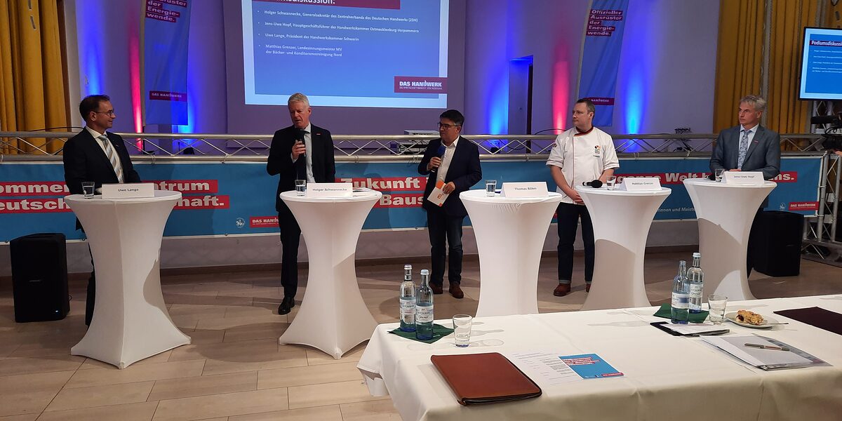 Von links: Uwe Lange (Präsident der HWK Schwerin), ZDH-Generalsekretär Holger Schwannecke, Moderator Thomas Böhm, Landesinnungsmeister Mathias Grenzer und Jens-Uwe Hopf, Hauptgeschäftsführer der HWK OMV Von links: Uwe Lange (Präsident der HWK Schwerin), ZDH-Generalsekretär Holger Schwannecke, Moderator Thomas Böhm, Landesinnungsmeister Mathias Grenzer und Jens-Uwe Hopf, Hauptgeschäftsführer der HWK OMV