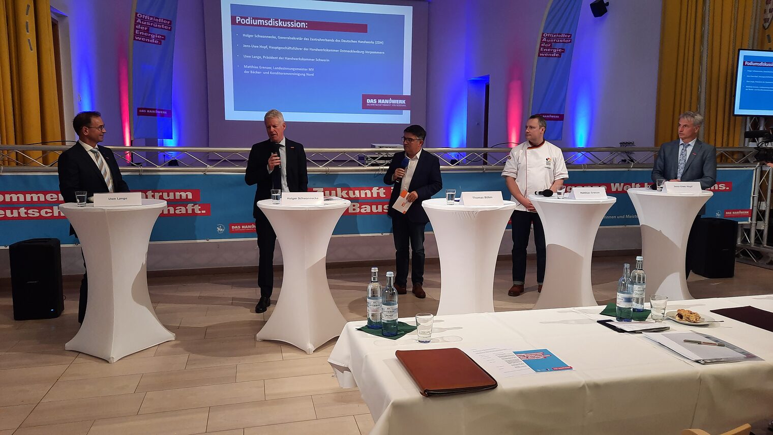 Von links: Uwe Lange (Präsident der HWK Schwerin), ZDH-Generalsekretär Holger Schwannecke, Moderator Thomas Böhm, Landesinnungsmeister Mathias Grenzer und Jens-Uwe Hopf, Hauptgeschäftsführer der HWK OMV