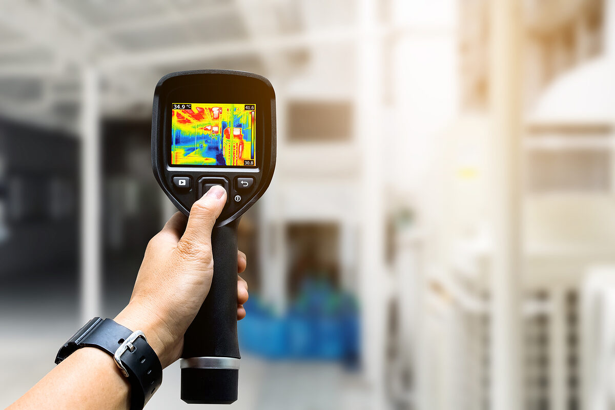 technician use thermal imaging camera to check temperature in factory Schlagwort(e): thermal, vision, imaging, thermoscan, loss, temperature, analysis, visualize, scan, equipment, energy, industrial, manufacturing, check, thermography, factory, thermovision, industry, camera, image, heat, inspectionecording, apartment, imaging, thermal, loss, radiation, temperature, heater, thermogram, analysis, ir, tube, technology, technician