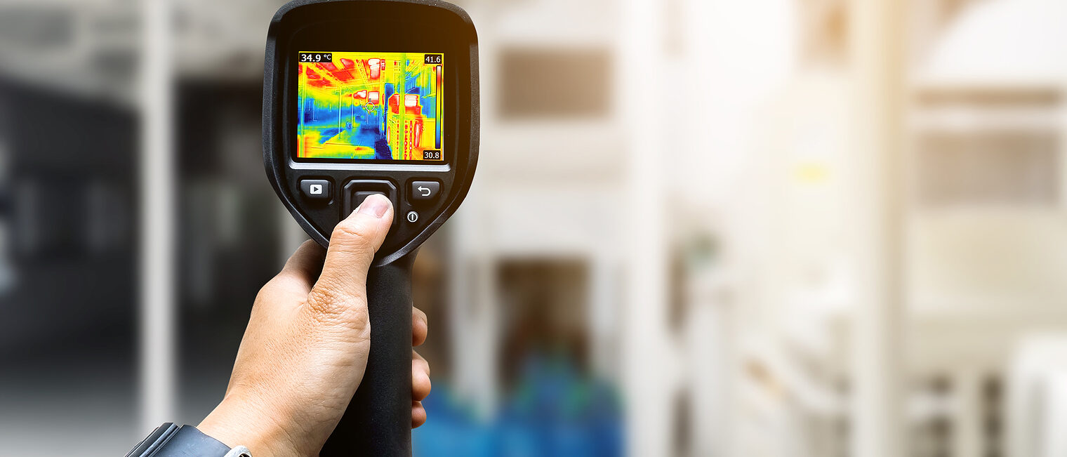 technician use thermal imaging camera to check temperature in factory Schlagwort(e): thermal, vision, imaging, thermoscan, loss, temperature, analysis, visualize, scan, equipment, energy, industrial, manufacturing, check, thermography, factory, thermovision, industry, camera, image, heat, inspectionecording, apartment, imaging, thermal, loss, radiation, temperature, heater, thermogram, analysis, ir, tube, technology, technician