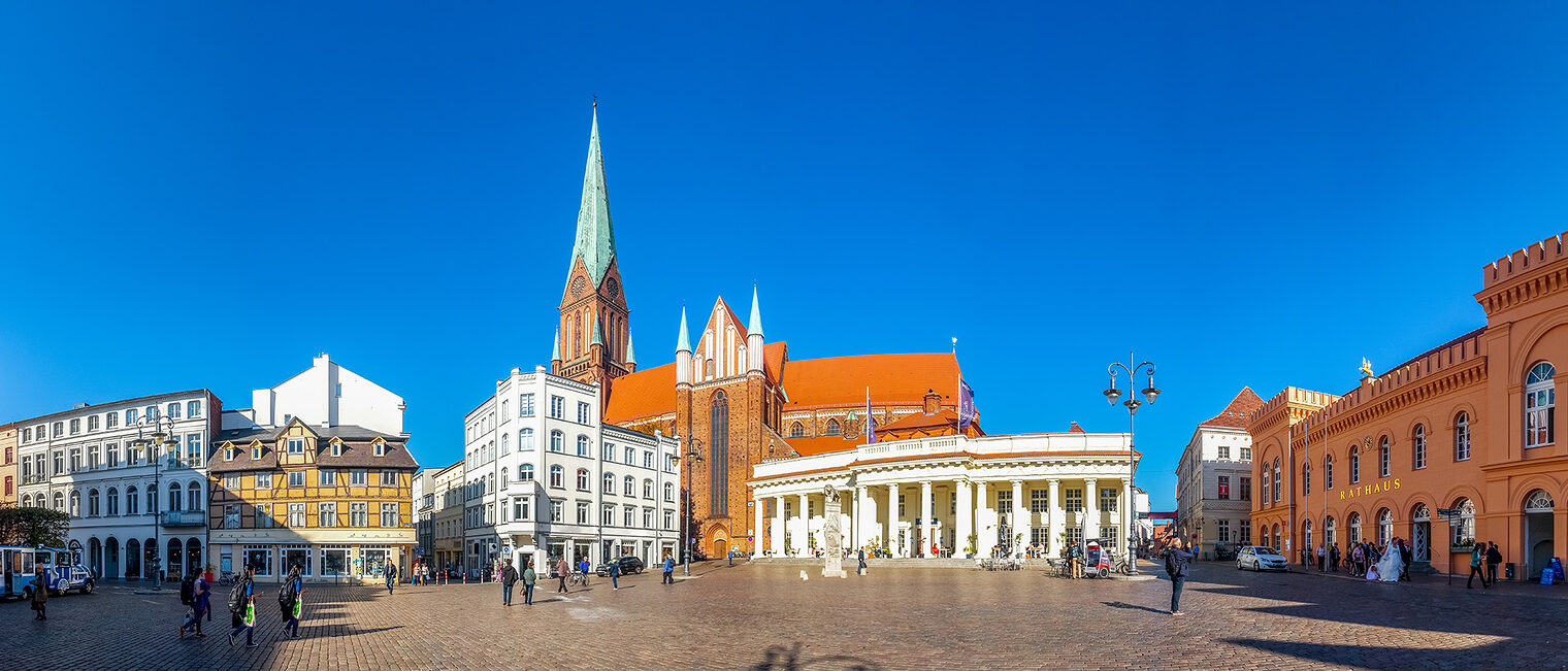 schwerin, panorama, markt, marktplatz, kirche, rathaus, altstadt, innenstadt, gebäude, bauwerk, zentral, historisch, deutschland, denkmal, sehenswürdigkeit, sehenswert, reisen, urlaub, dorf, städtereisen, europa, stadt, tourismus, touristisch, tageslicht, reiseziel, erleben, ferien, ferienziel, attraktion, unterwegs, ausflug, ausflugsziel, wahrzeichen, bekannt, berühmt, hintergrund, banner, freiraum, niemand, orientierungspunkt