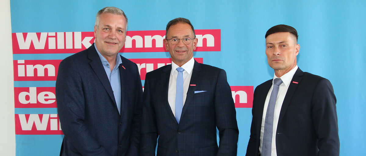 Das wiedergewählte Präsidium der Handwerkskammer Schwerin mit Präsident Uwe Lange (M.), dem Vizepräsidenten der Arbeitgeber Heiko Karmoll (l.) und Arbeitnehmer-Vizepräsident Thomas Bolbeth.
