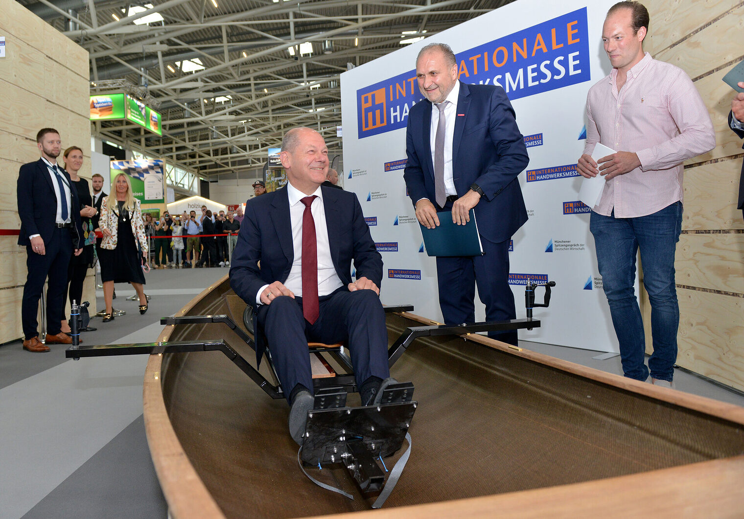 Bundeskanzler Olaf Scholz und Handwerkspräsident Hans-Peter Wollseifer besuchten Eike Baumgarten (r.) am Messestand.