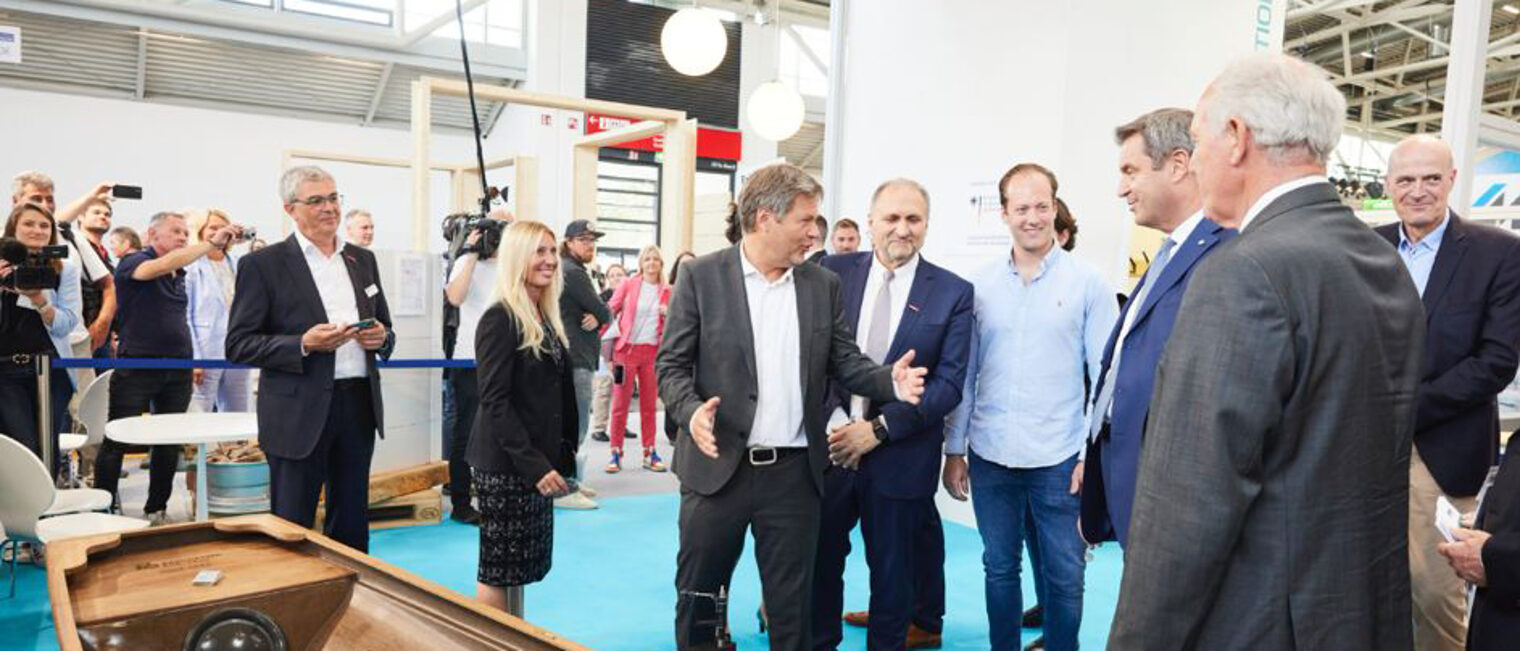 Am Messestand von Eike Baumgarten (4.v.r.) informierten sich auch Wirtschaftsminister Robert Habeck und Bayerns Ministerpräsident Markus Söder.