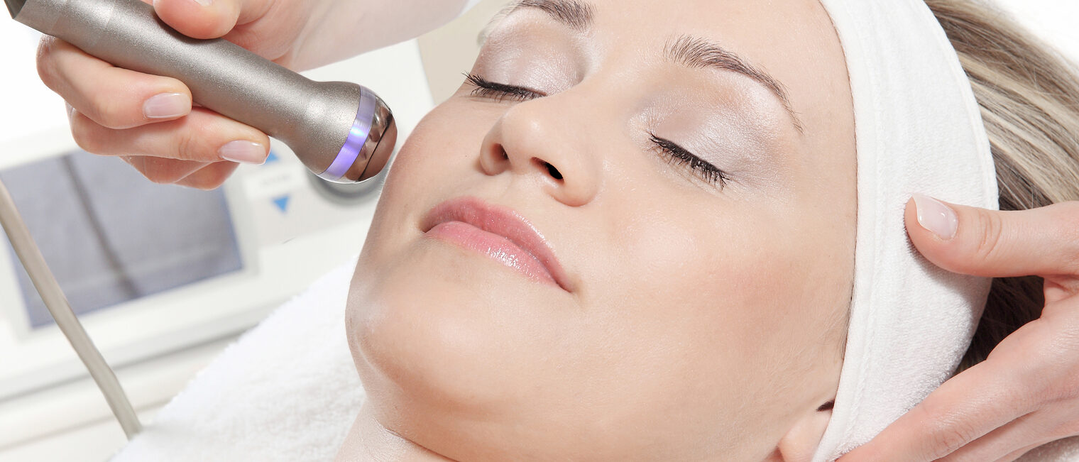 kosmetik, gesichtspflege, ultraschallbehandlung, gesichtsbehandlung, schönheit, hautpflege, entspannung, wellness, wohlbefinden, kosmetiksalon, kosmetikstudio, reinigung, entspannen, erneuern, frau, gesicht, freudig, frisch, gesund, gesundheit, hand, haut, massage, heilung, jung, kurort, körper, luxus, mädchen, natürlich, person, pflege, reinigen, salon, weiblich, weiß, ultraschall, behandlung, jugend, jugendlich, therapie