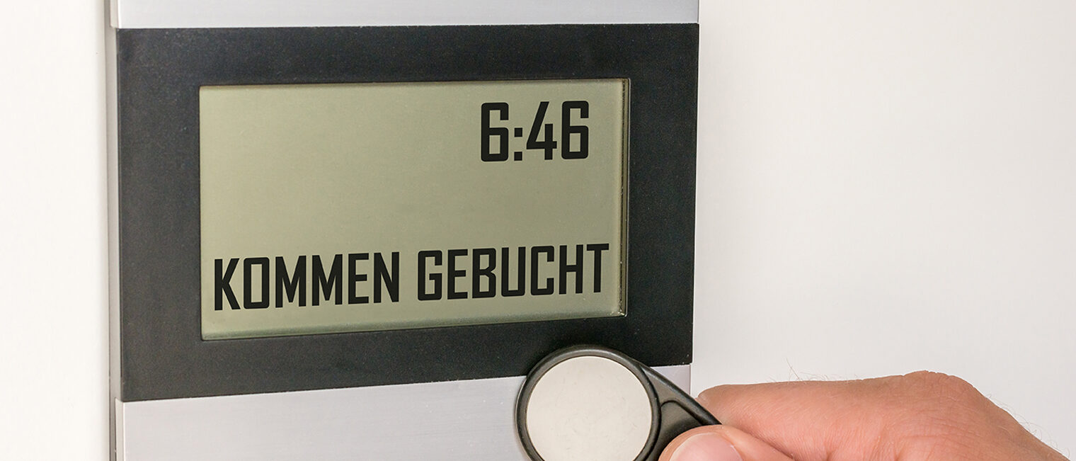 arbeitszeit, stechuhr, zeiterfassung, arbeitsrecht, flexibel, arbeitszeiterfassung, chip, überwachung, datenschutz, kommen, einstechen, beginn, uhrzeit, zeit, stempeluhr, digital, urteil, modern, funk, stempelchip, elektronisch, arbeitsbeginn, früh, business, mitarbeiter, job, karriere, arbeit, einstempeln, speicherung, arbeitszeitkonto, speichern