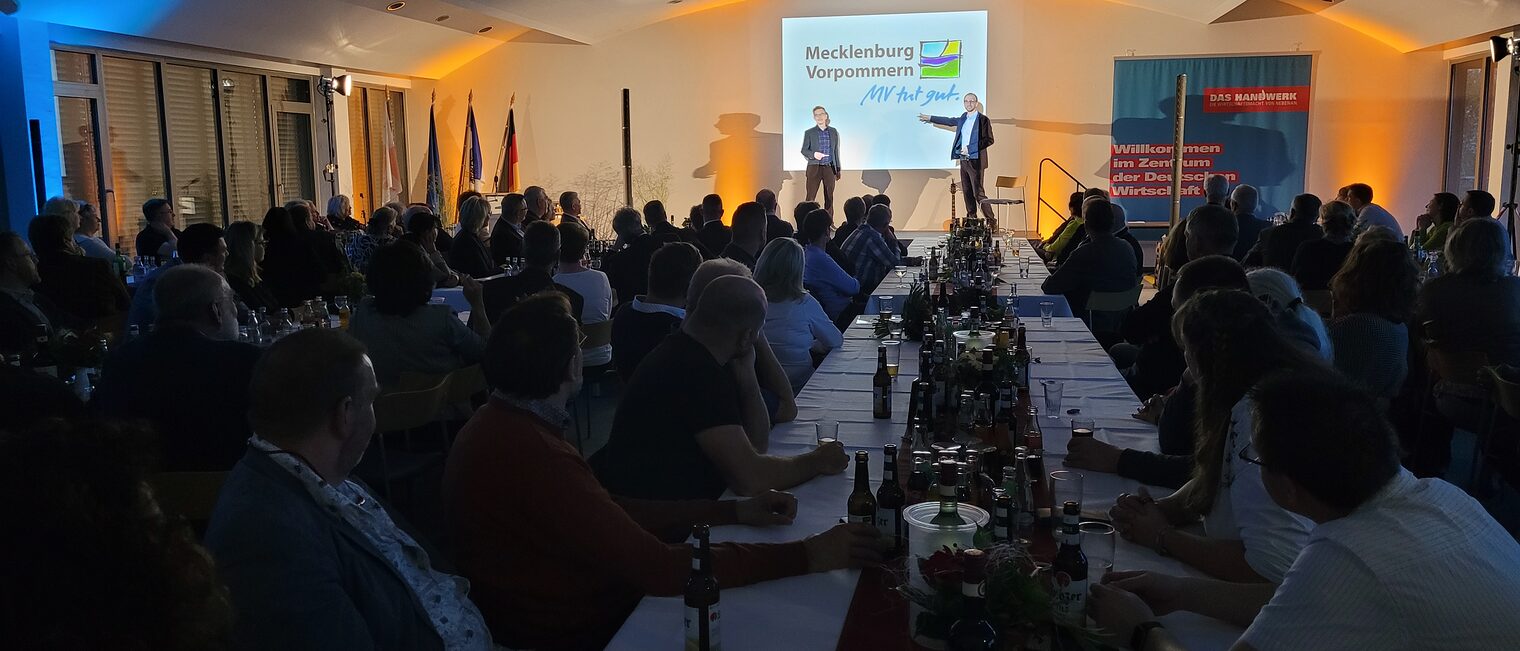 Im Unterhaltungsprogramm trat das Rostocker Kabarett "DIETRICH & RAAB" auf.