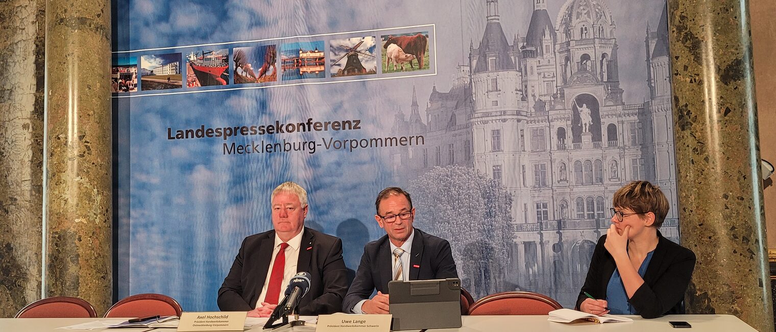 Axel Hochschild (Präsident der HWK OMV), Uwe Lange (Präsident der HWK Schwerin) und LPK-Vorstandsmitglied Jette Studier.