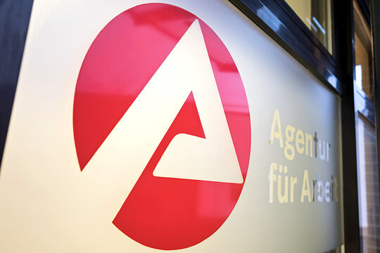 employment office, federal employment agency, agentur für arbeit, agency, employment, sign, logo, badge, emblem, lettering, german, germany, building, office, residence, authority, authorities, door, entrance, organization, employers, employees, recruitment, unemployment, unemployed, redundant, job, job center, work, labour, branch, plate, signpost, outside, administrative, signboard, shield, exterior
