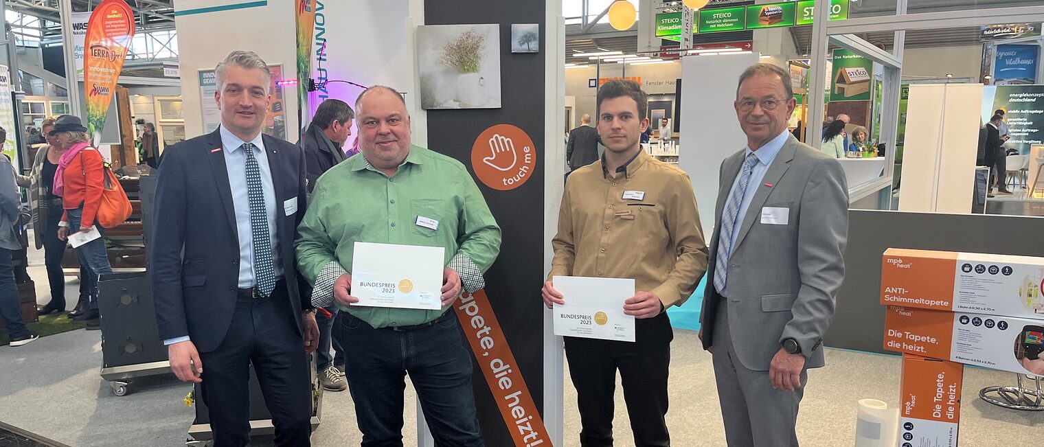 Uwe Lange (r.), Präsident der Handwerkskammer Schwerin und Hauptgeschäftsführer Gunnar Pohl (l.) gratulierten Jens Düwel (2.v.l.) und Hennes Röseler auf der Internationalen Handwerksmesse in München zur Auszeichnung mit dem Bundespreis.