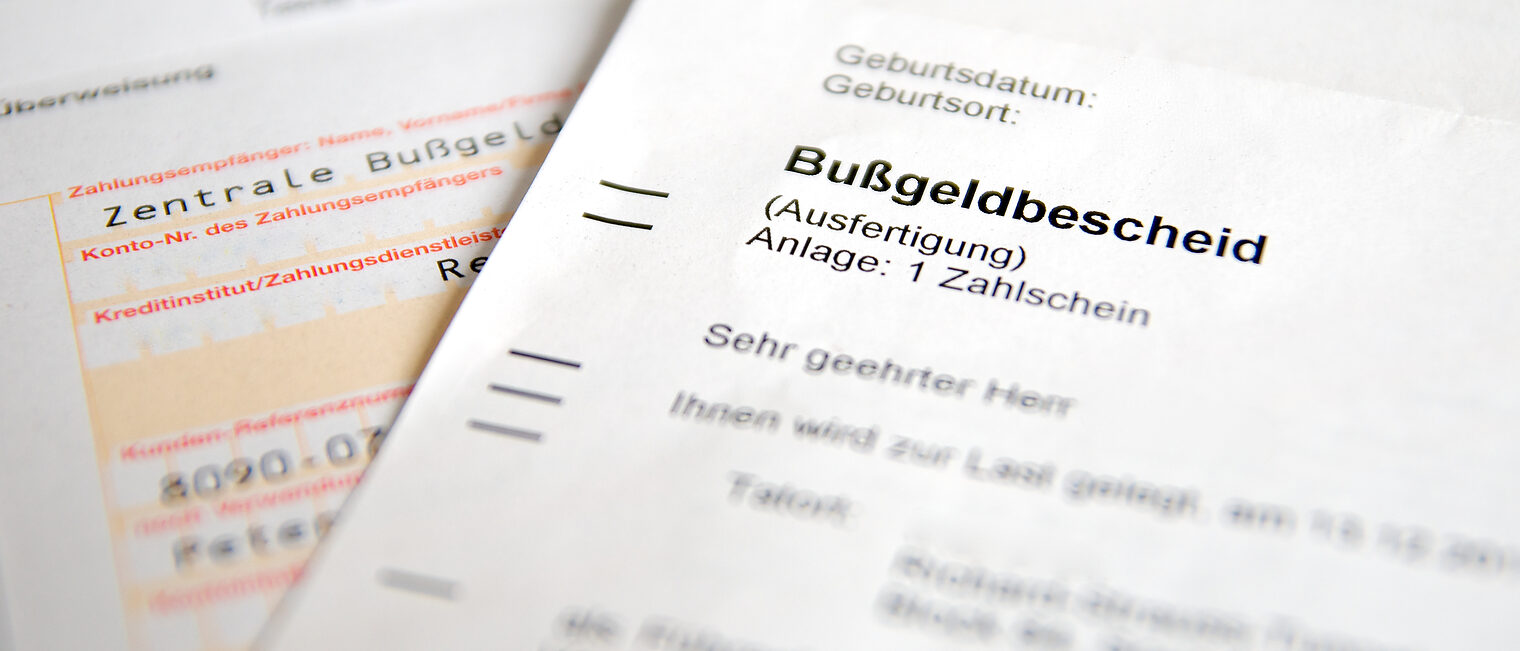 führerschein, bußgeld, bußgeldbescheid, auto, geld, geldstrafe, fahren, fahrerlaubis, amt, gesetz, blitzen, geblitzt, ordnungsamt, strafzettel, verbot, geschwindigkeit, fahrerlaubnis, raser, geschwindigkeitsüberschreitung, vergehen, verstoß, verstoss, verwarnung, verwarnungsgeld, führerscheinentzug, polizei, radar, radaranlage