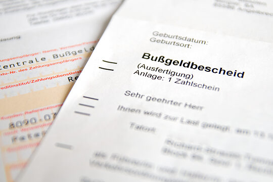 führerschein, bußgeld, bußgeldbescheid, auto, geld, geldstrafe, fahren, fahrerlaubis, amt, gesetz, blitzen, geblitzt, ordnungsamt, strafzettel, verbot, geschwindigkeit, fahrerlaubnis, raser, geschwindigkeitsüberschreitung, vergehen, verstoß, verstoss, verwarnung, verwarnungsgeld, führerscheinentzug, polizei, radar, radaranlage
