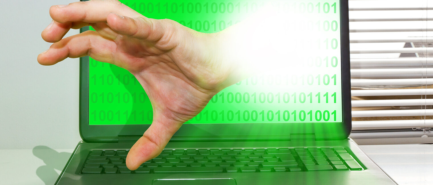 hacker, hand, datenschutz, laptop, phishing, diebstahl, gefahr, computersicherheit, informatik, information, firewall, hacken, sicherheit, internet, kopieren, soziales netzwerk, computer, virenschutz, social media, trojaner, netzwerk, datei, zuhause, büro, datenmissbrauch, ausspionieren, pc, bit, byte, online, computervirus, digital, datensicherung, privacy, datenspeicher, datenklau, schutz, binär, hackerangriff, e-mail, kopie, licht, daten, verbraucher, speicher, spionieren, computertastatur, digitaltechnik, bundestrojaner, business