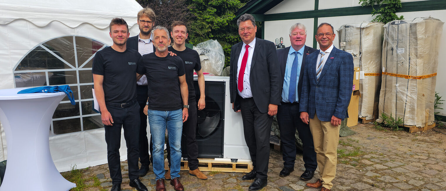 $v.l.: Reik Beglau, Dr. Petrik Runst vom ifh Göttingen, Wolfgang Beglau, Björn Beglau, Wirtschaftsminister Reinhard Meyer, Axel Hochschild (Präsident der HWK OMV) und Uwe Lange, Präsident der HWK Schwerin.