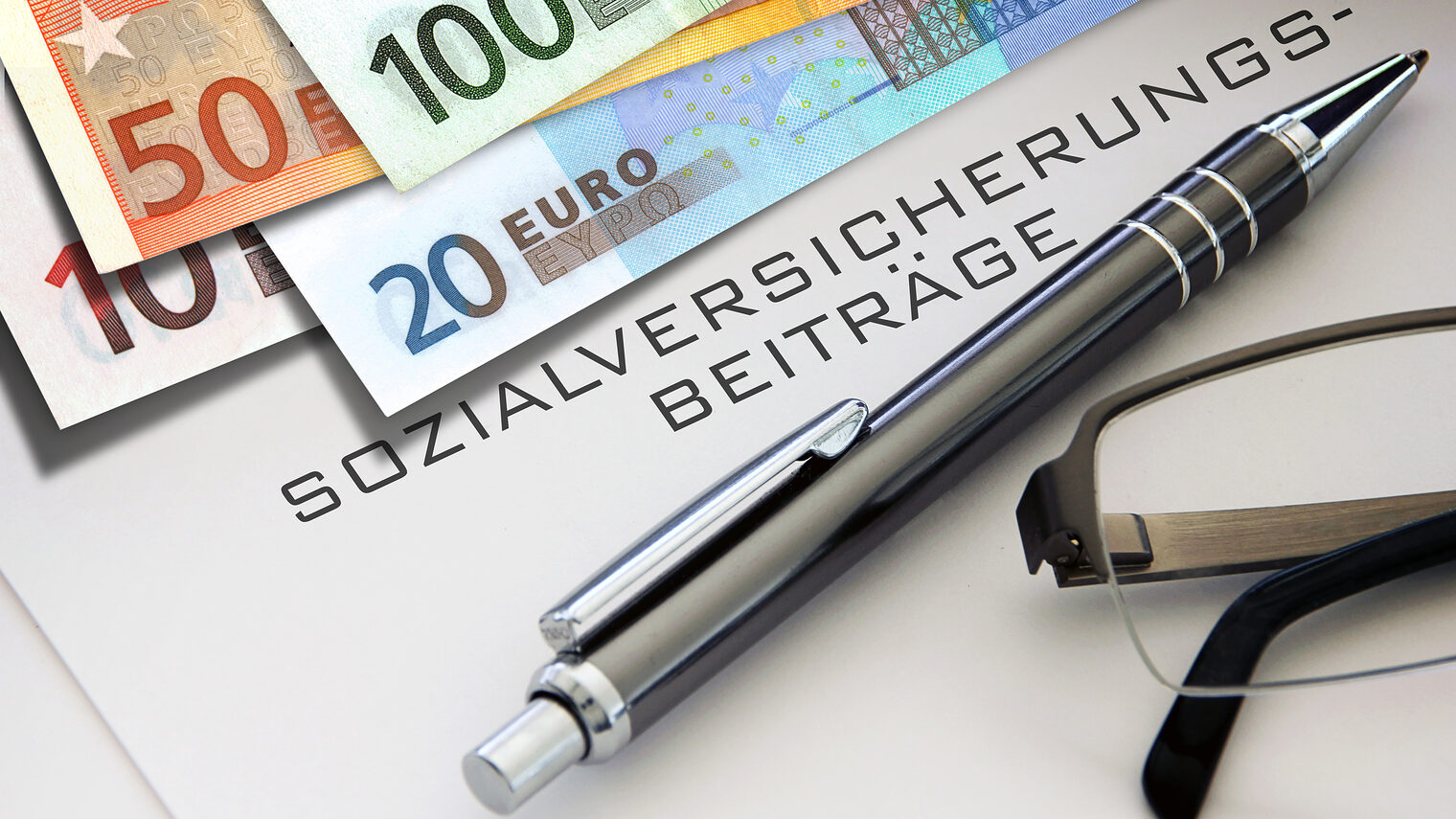 sozialversicherung, sozialversicherungsbeiträge, versicherung, politik, geld, vermögen, währung, krankenversicherung, unfallversicherung, rentenversicherung, pflegeversicherung, arbeitslosenversicherung, beiträge, absicherung, kugelschreiber, brille, briefpapier, schreiben, veröffentlichen, papier, verschicken, versenden, sozialpolitik, sozial, gewerkschaften, arbeitgeber, arbeitnehmer, arbeitsplatz, haushaltsgeld, sparen, bank, sparkasse, vergütung, euro, rechnung, ausgaben, einnahmen, gewinn, steuern, buchhaltung, wert, wertvoll, post, informieren, erklären, klarheit schaffen, briefbogen, papiergeld, nennwert