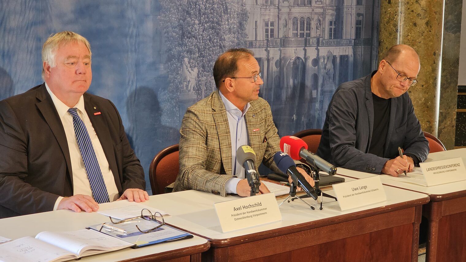 Uwe Lange, Präsident der Handwerkskammer Schwerin (M.) und Präsident Axel Hochschild von der Handwerkskammer OMV (l.) in der Landespressekonferenz MV. Rechts: Moderator und NDR-Journalist Axel Seitz