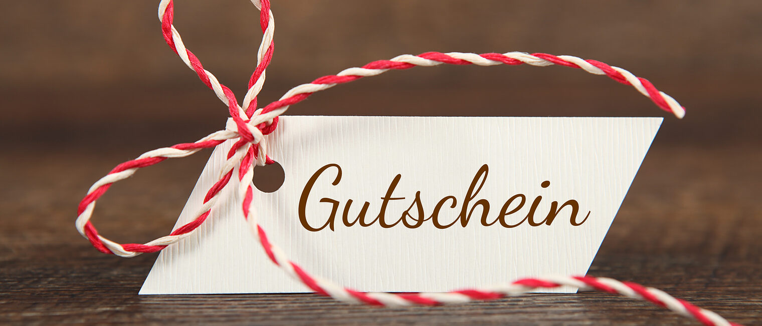 gutschein, weihnachten, geschenk, geschenkgutschein, schenken, weihnachtsgeschenk, schleife, karte, geschenkkarte, advent, nikolaus, weihnachtsgutschein, weihnachtskarte, etikett, geschenkanhänger, anhänger, grußkarte, schild, holz, dekoration, geburtstag, glückwunschkarte, danke, muttertag, valentinstag, hochzeit, heirat, schleifenband, kärtchen, einladung, glückwunsch, geburtstagskarte, bedanken, label, festlich, rustikal, holzhintergrund, hintergrund, geschenkband, weihnachtsfest, weihnachtszeit, weihnachtlich, frohe weihnachten, geschenkidee, idee, weihnachtseinkauf, gutscheinkarte, weihnachtsfeier