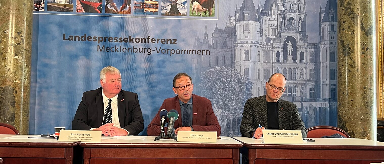 Axel Hochschild, Uwe Lange und LPK-Vorstandsmitglied Axel Seitz (v.l.). Axel Hochschild, Uwe Lange und LPK-Vorstandsmitglied Axel Seitz (v.l.).