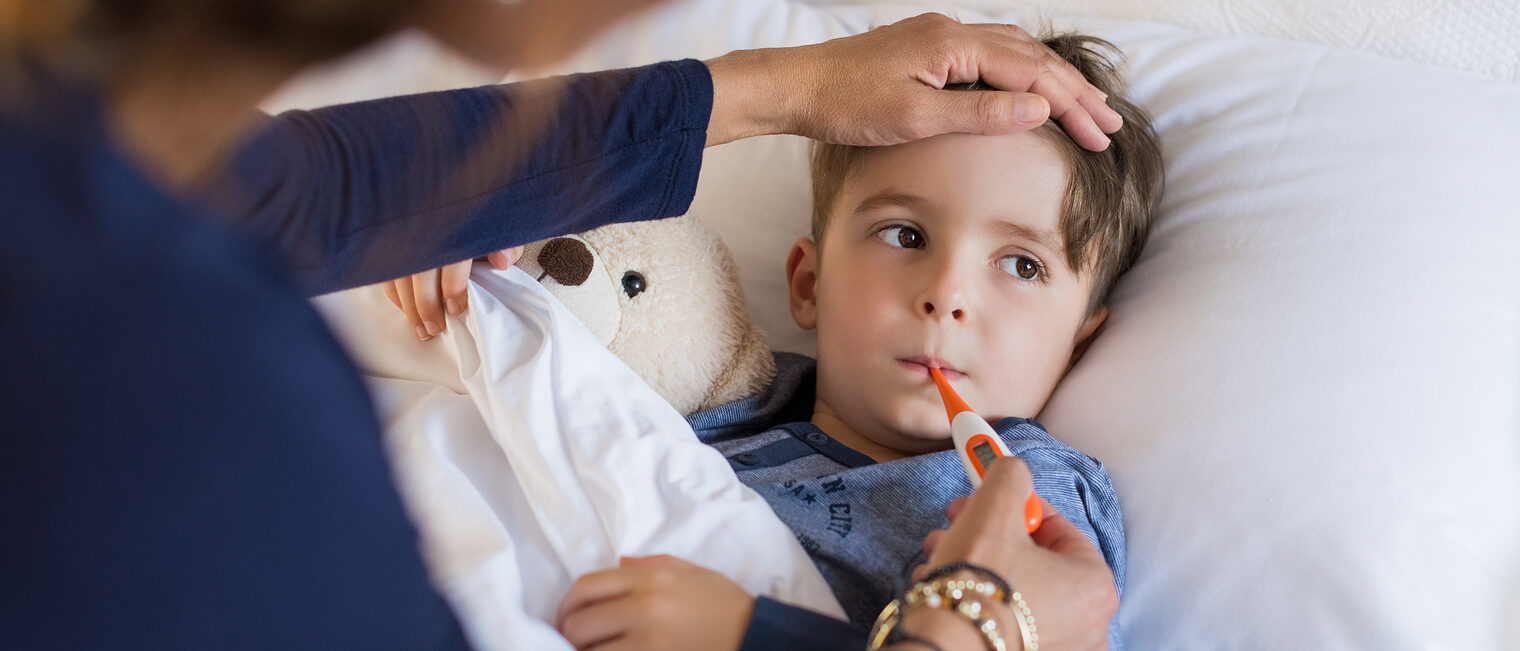 Sick boy with thermometer laying in bed and mother hand taking temperature. Mother checking temperature of her sick son who has thermometer in his mouth. Sick child with fever and illness while resting in bed. Schlagwort(e): fever, child, sickness, flu, sick, thermometer, illness, ill, boy, lying, home, kid, bedroom, son, cold, pajamas, temperature, people, viral, medicine, winter, childhood, resting, bed, childcare, care, medical, unwell, healthy, mother, mom, mouth