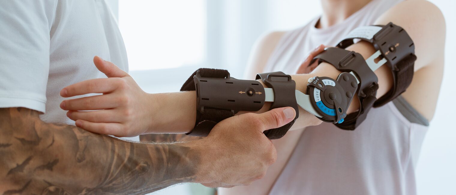 Tattooed physiotherapist who puts an orthosis on the hand of a young patient after an accident Schlagwort(e): Tattooed, physiotherapist, puts, orthosis, hand, young, patient, accident, hospital, orthopedic, appointment, care, clinic, center, treatment, injury, pain, disease, professional, medical, illness, support, health, work, paramedic, occupation, expertise, physical, therapy, exercise, rehabilitation, therapist, woman, training, stroke, strength, arm, insurance, assist, fit, treat, personal, trainer, man, bright, car, tattooed, physiotherapist, puts, orthosis, hand, young, patient, accident, hospital, orthopedic, appointment, care, clinic, center, treatment, injury, pain, disease, professional, medical, illness, support, health, work, paramedic, occupation, expertise, physical, therapy, exercise, rehabilitation, therapist, woman, training, stroke, strength, arm, insurance, assist, fit, treat, personal, trainer, man, bright, car