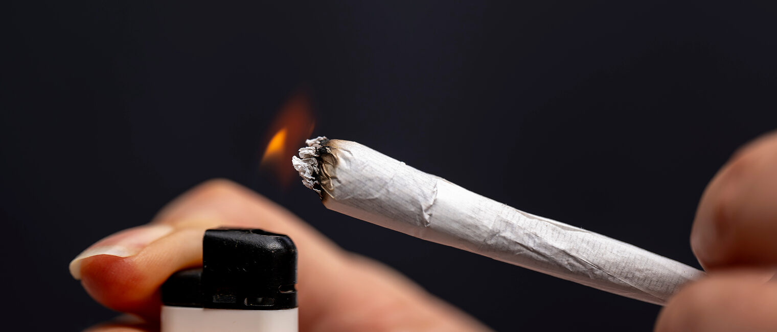 29.02.2024, Thema Cannabis-Legalisierung (Symbolbild), Raucherin zuendet sich einen Joint an. Schlagwort(e): Cannabis, Laden, Legal, Haschisch, Marihuana, Drogen, Hanfindustrie, Hanfpflanzen, Hanf-Produkte, THC, detail, zigarette, zigarretten, ab 18 Jahren, buffen, Cannabis legalisieren, Cannabis-Legalisierung, Cannabiskonsum, Cannabislegalisierung, Cannabispflanze, Cannabispflanzen, CBD, Droge, Drogenkontrolle, Drogenpolitik, eigenanbau, Eigenbedarf, Einstiegsdroge, Entkriminalisierung, entzug, Ganja, Gesetz, Gesetzentwurf, Gesetzesentwurf, Gras rauchen, Joint rauchen, gedreht, selbergedreht, Tabak, dampft, qualmt, qualmend, Feuerzeug, Rauchen, Raucht, Raucher, Rauchend, Rauchende, Rauchender, flamme, Zigaretten, weiblich, Hand, Haende, Rauschmittel, Rauschgift, Substanzen, Genussmittel, Abhaengigkeit, Drogensucht, Drogensuechtig, Suechtige, Legalisierung, Legalisiert, illegal, Tetrahydrocannabinol, Hanf, Cannabidiol, Arzneimittel