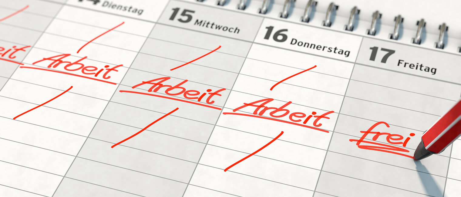 Symbolbild zum Thema 4 Tage Woche in Deutschland Schlagwort(e): 4, Tage, Woche, 4-Tage-Woche, vier, arbeiten, frei, Zukunft, Kalender, Terminkalender, Wort, Text, notieren, Stift, Notiz, Vermerk, Mitarbeiter, glücklich, produktiv, pro, contra, Studie, Pilotprojekt, Trend, kürzer, Gesundheit, Lebensqualität, Deutschland, Vier-Tage-Woche, Standard, Trend, rot, Hintergrund, Werbung, Abbildung, Zukunft, Symbol, Icon, Header, Headline, Konzept, Symbolbild, 3D, Illustration, Zeichen, Symbolfoto, Beispielbild, Grafik, News, Metapher, 4k, abstrakt, 4, tage, woche, 4-tage-woche, vier, arbeiten, frei, zukunft, kalender, terminkalender, wort, text, notieren, stift, notiz, vermerk, mitarbeiter, glücklich, produktiv, pro, contra, studie, pilotprojekt, trend, kürzer, gesundheit, lebensqualität, deutschland, vier-tage-woche, standard, rot, hintergrund, werbung, abbildung, symbol, icon, header, headline, konzept, symbolbild, 3d, illustration, zeichen, symbolfoto, beispielbild, grafik, news, 4k, forderung