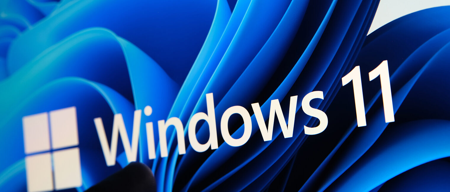Windows 11 logo seen on the screen of tablet and user pointing at it with finger. Stafford, United Kingdom, July 1, 2021 Schlagwort(e): windows 11, windows, operating, system, user, release, microsoft