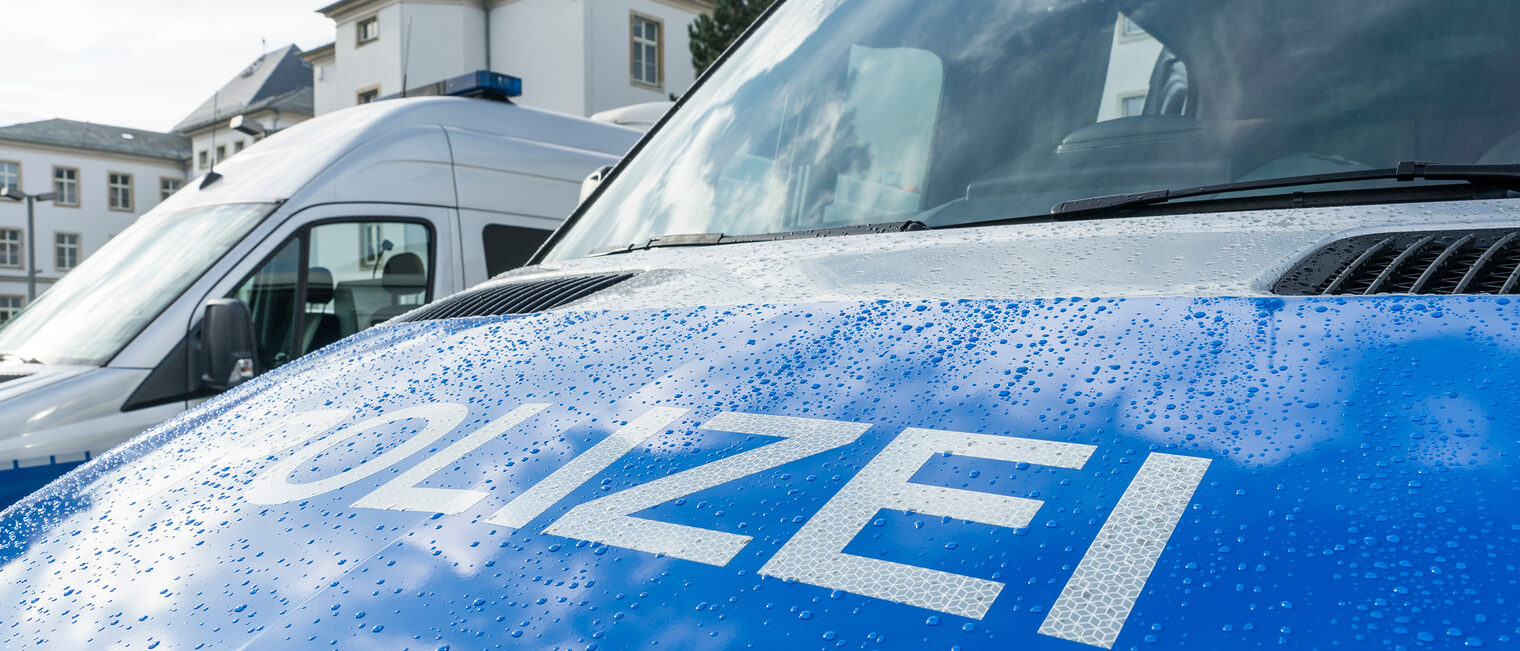 Blaulicht 2 Schlagwort(e): Fahndung, Fahrzeug, Gefängnis, Gesetz, aggression, anordnung, autonom, blaulicht, demonstration, dienst, durchsetzen, durchsetzung, durchsuchung, einsatz, einsatzkräfte, festnahme, friedlich, gewalt, gewaltmonopol, justiz, kommando, konflikt, krawall, kriminal, kriminalität, macht, ordnung, polizei, polizeifahrzeug, polizisten, randale, recht, sicherheit, sicherstellen, sicherstellung, staat, untersuchung, verbrechen, verbrecher, überfall, fahndung, fahrzeug, gefängnis, gesetz, aggression, anordnung, autonom, blaulicht, demonstration, dienst, durchsetzen, durchsetzung, durchsuchung, einsatz, einsatzkräfte, festnahme, friedlich, gewalt, gewaltmonopol, justiz, kommando, konflikt, krawall, kriminal, kriminalität, macht, ordnung, polizei, polizeifahrzeug, polizisten, randale, recht, sicherheit, sicherstellen, sicherstellung, staat, untersuchung, verbrechen, verbrecher, überfall