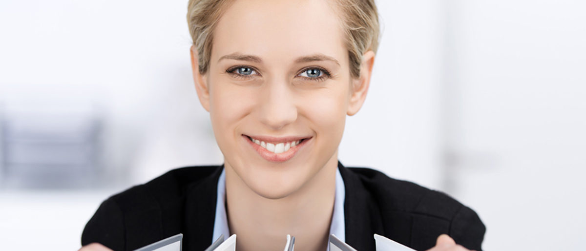 lächelnde geschäftsfrau schaut über aktenordner Schlagwort(e): büro, business, ordner, akte, aktenordner, organisation, buchhaltung, buchführung, dokumentation, ordnung, ablage, steuer, steuererklärung, weiterbildung, fortbildung, schulung, karriere, lehrgang, seminar, frau, geschäftsfrau, lächelnd, lächeln, arbeit, arbeiten, schreibtisch, arbeitsplatz, kompetenz, job, freundlich, beruf, bürokauffrau, firma, unternehmen, person, mensch, weiblich, positiv, selbstsicher, blond, attraktiv, 20-30, 20s