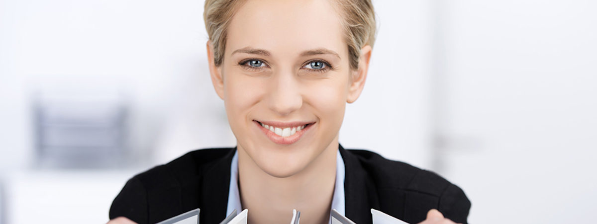 lächelnde geschäftsfrau schaut über aktenordner Schlagwort(e): büro, business, ordner, akte, aktenordner, organisation, buchhaltung, buchführung, dokumentation, ordnung, ablage, steuer, steuererklärung, weiterbildung, fortbildung, schulung, karriere, lehrgang, seminar, frau, geschäftsfrau, lächelnd, lächeln, arbeit, arbeiten, schreibtisch, arbeitsplatz, kompetenz, job, freundlich, beruf, bürokauffrau, firma, unternehmen, person, mensch, weiblich, positiv, selbstsicher, blond, attraktiv, 20-30, 20s
